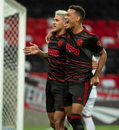 Foi revelado pelo Flamengo, está na Inglaterra e pode ir jogar no