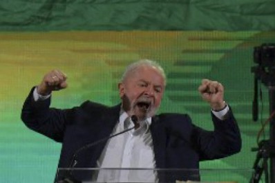 Lula lança candidatura presidencial para tentar 'reconstruir' o Brasil