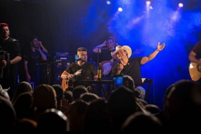 Ônibus com dupla sertaneja tomba após show e deixa seis mortos