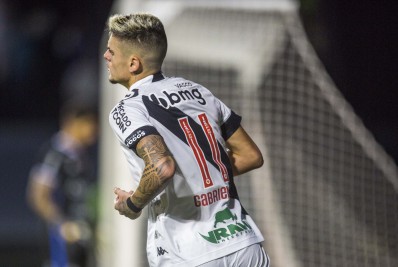 Gabriel Pec comemora vitória do Vasco na Série B e dedica o gol à mãe: 'Guerreira'