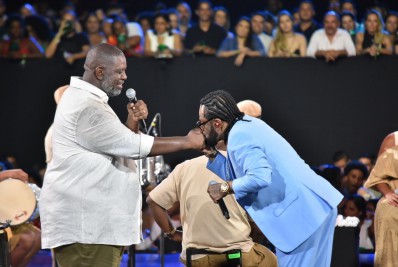 Péricles reúne famosos em gravação de DVD: 'Esse pagode é uma experiência'