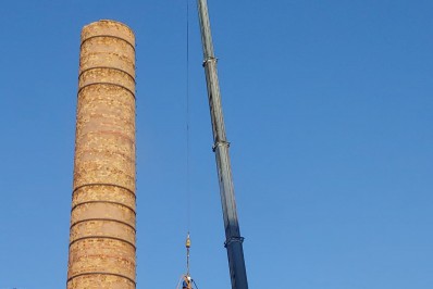 Equipes de Obras e da Defesa Civil de Mesquita trabalham na demolição da chaminé no BNH