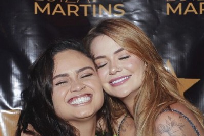 Luiza realiza 1° show após morte de Maurílio e ganha homenagem da namorada