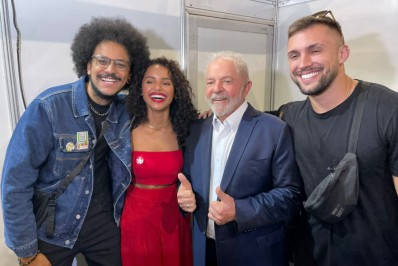 Ex-BBBs marcam presença em evento de pré-candidatura de Lula