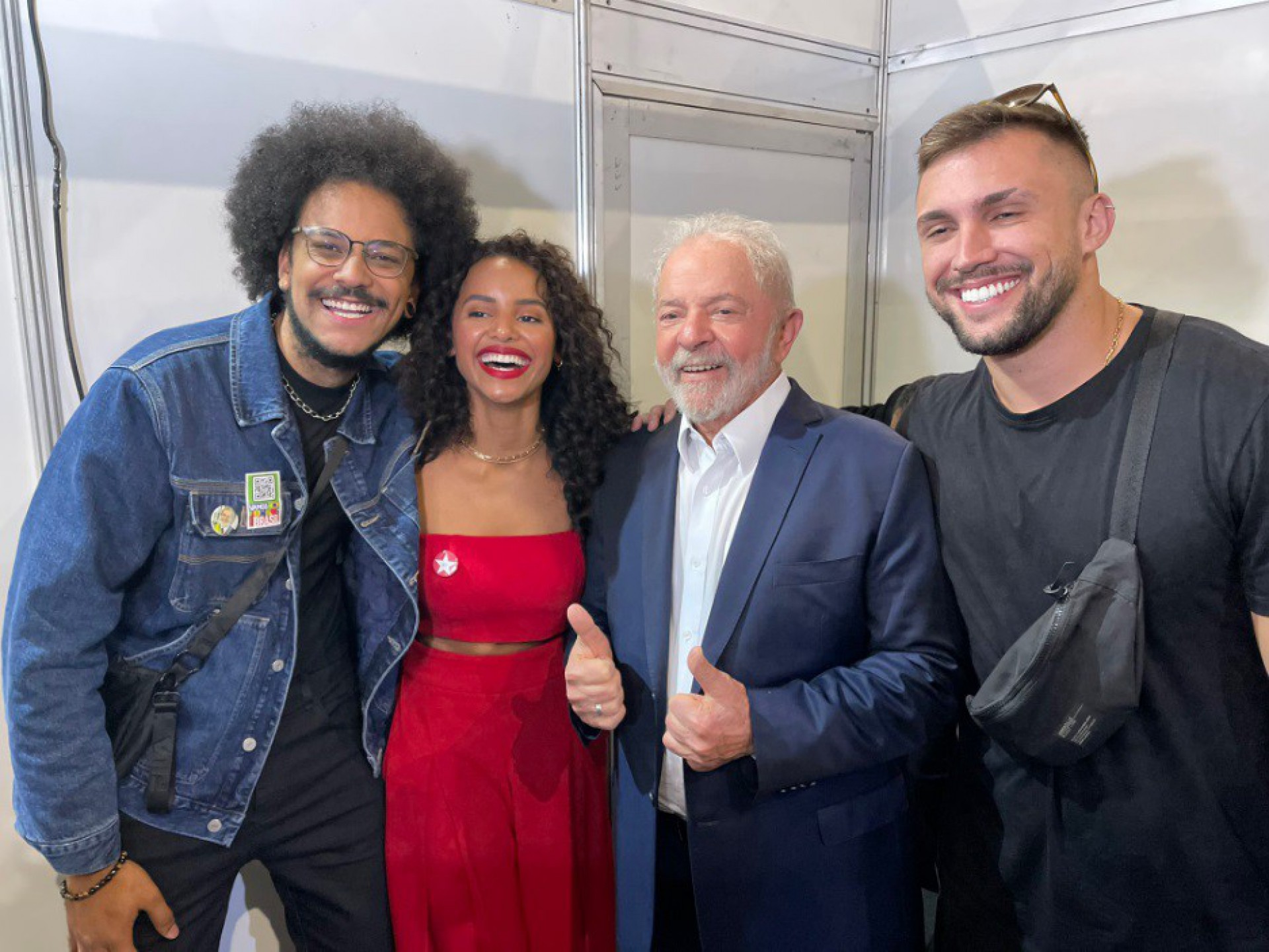 Ex-BBBs posaram com o ex-presidente Lula em lançamento de pré-candidatura - Reprodução/Instagram