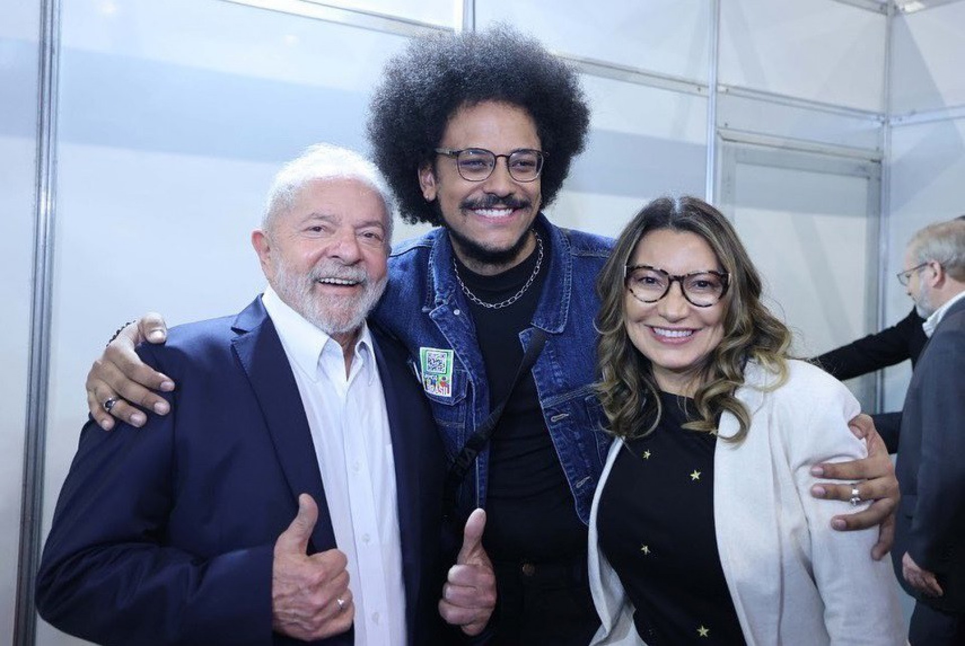 Ex-BBBs posaram com o ex-presidente Lula em lançamento de pré-candidatura - Reprodução/Instagram