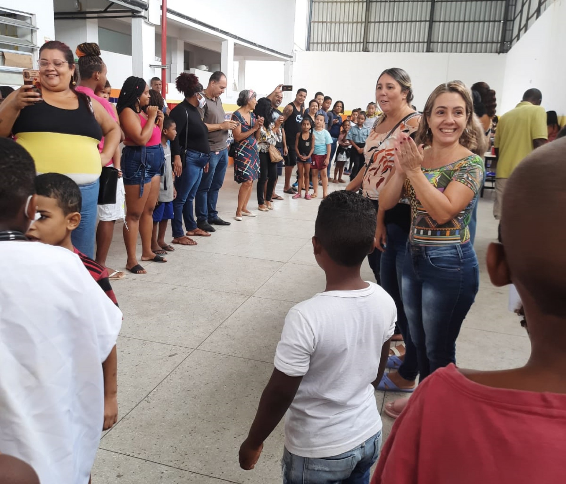 O p&aacute;tio da Escola Municipal Martinho Lutero contou com uma grande presen&ccedil;a de p&uacute;blico - Divulga&ccedil;&atilde;o