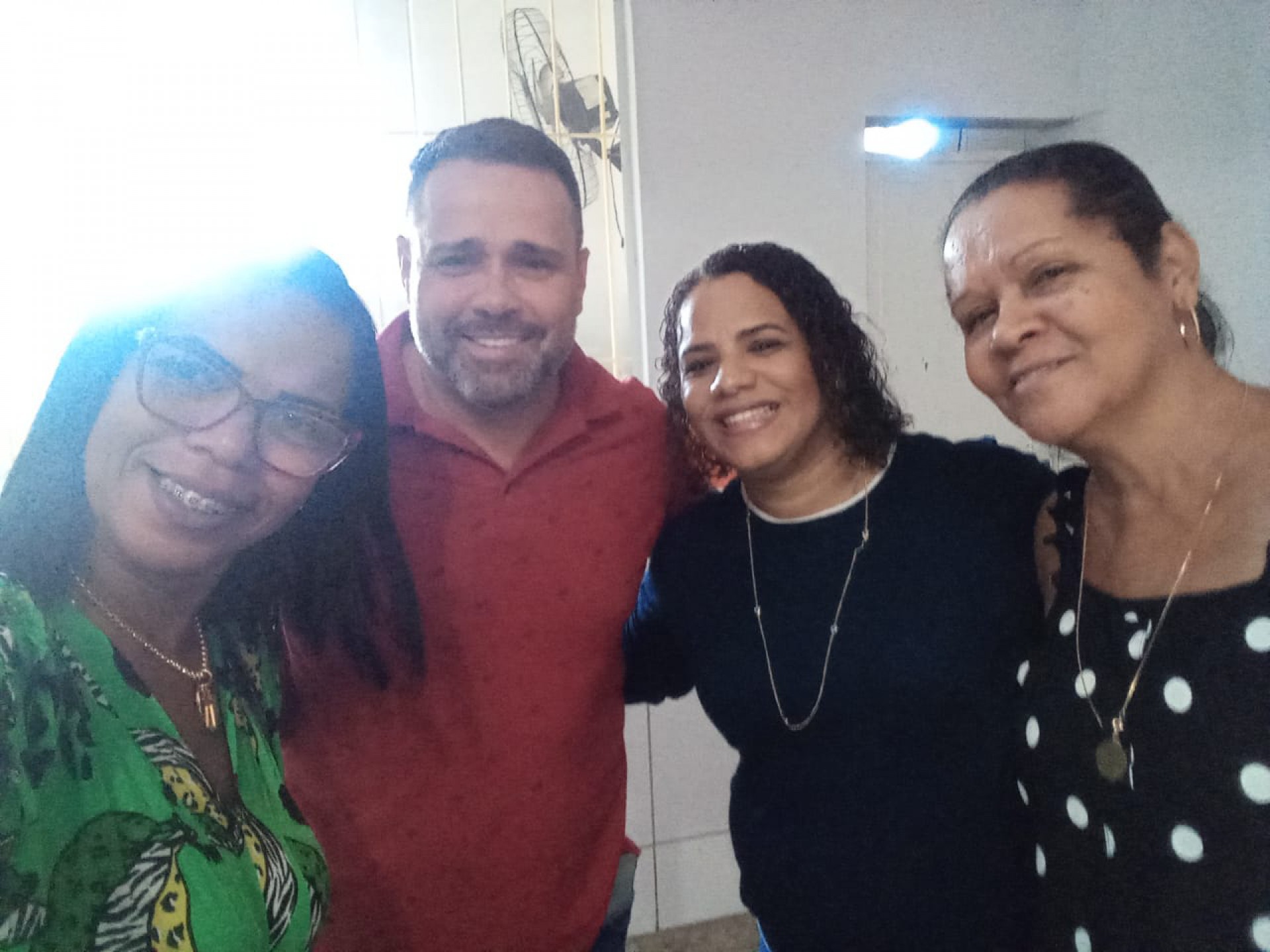 O vereador Amigo Binho, ao lado das coordenadoras Karol e Adriana, e a diretora Sueli Cardoso (&aacute; direita) - Divulga&ccedil;&atilde;o 