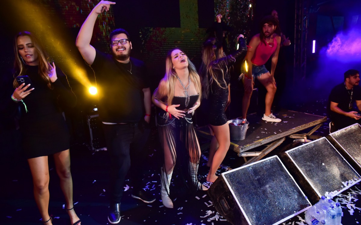 Viih Tube e ex-BBBs dan&ccedil;am muito em show de Dennis DJ