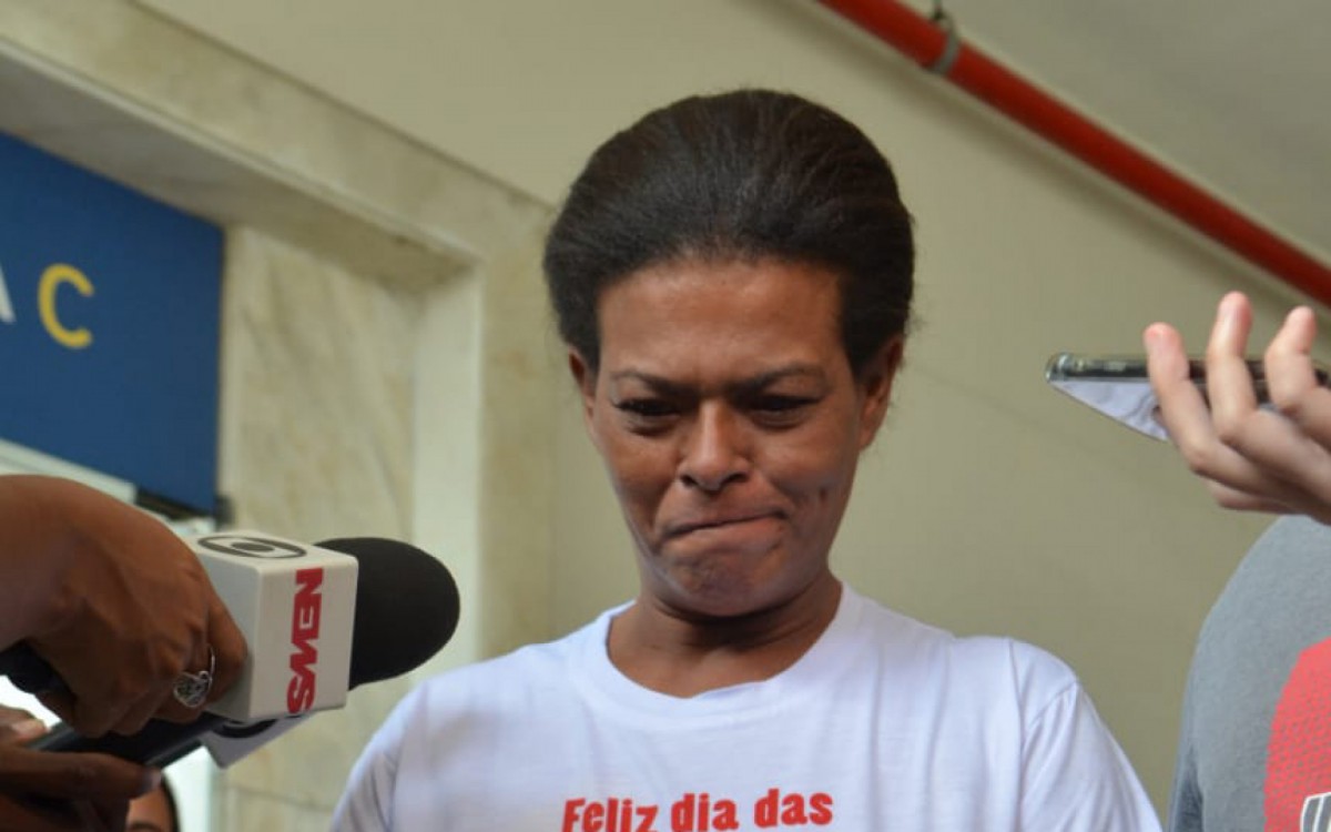 Durante o vel&oacute;rio, Bianca Lim&atilde;o, m&atilde;e do jovem morto por PMs &agrave; paisana na Barreira do Vasco, clamava por justi&ccedil;a