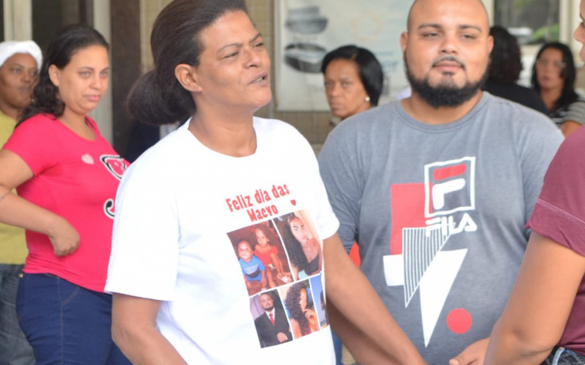 Durante o vel&oacute;rio, Bianca Lim&atilde;o, m&atilde;e do jovem morto por PMs &agrave; paisana na Barreira do Vasco, clamava por justi&ccedil;a