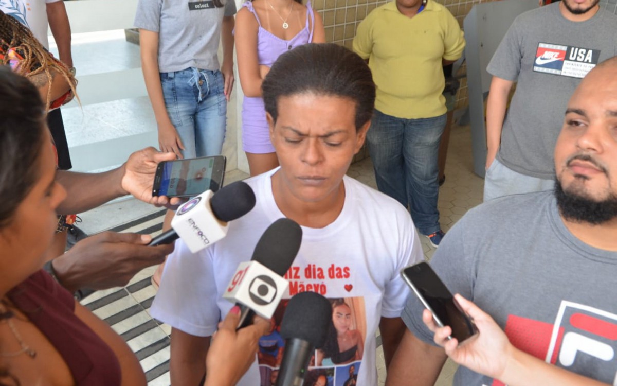 Durante o vel&oacute;rio, Bianca Lim&atilde;o, m&atilde;e do jovem morto por PMs &agrave; paisana na Barreira do Vasco, clamava por justi&ccedil;a