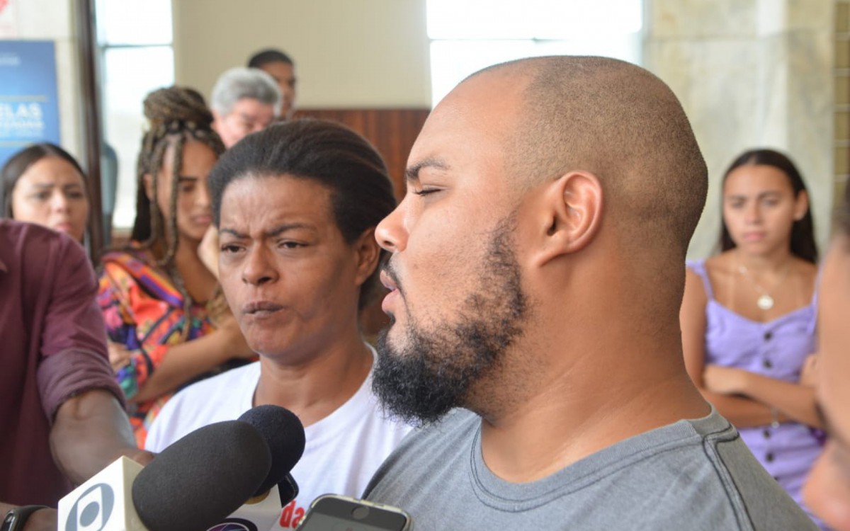 Durante o vel&oacute;rio, Bianca Lim&atilde;o, m&atilde;e do jovem morto por PMs &agrave; paisana na Barreira do Vasco, clamava por justi&ccedil;a