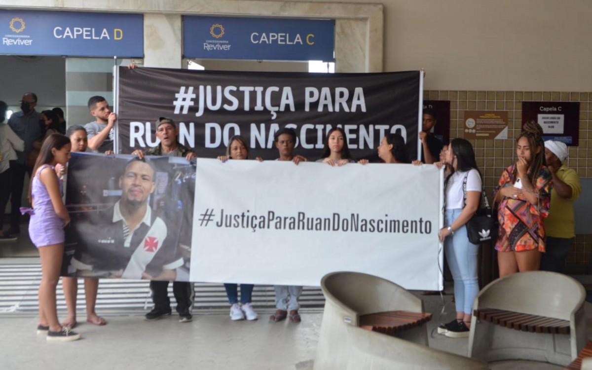 Amigos e familiares prestaram a &uacute;ltima homenagem a Ruan Lim&atilde;o do Nascimento