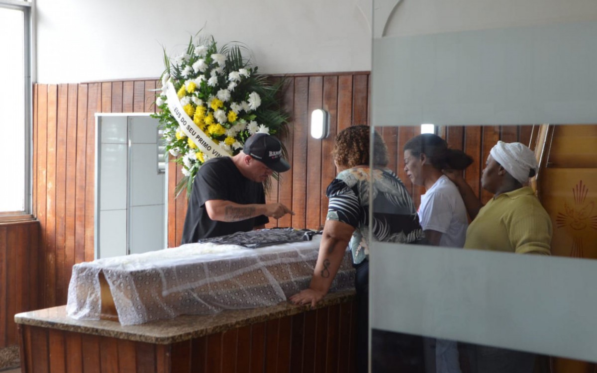 Um dos primos de Ruan colocou sobre o caix&atilde;o uma camisa da Barreira do Vasco, a Vasbarreira