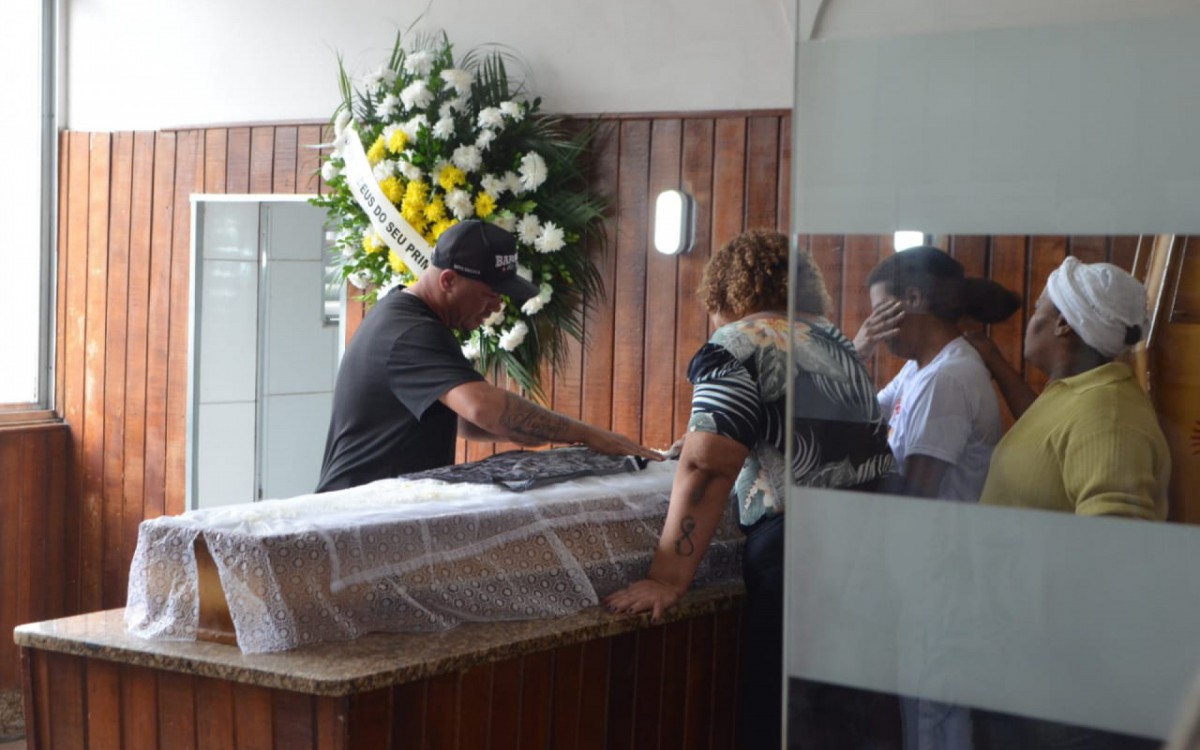 Um dos primos de Ruan colocou sobre o caix&atilde;o uma camisa da Barreira do Vasco, a Vasbarreira