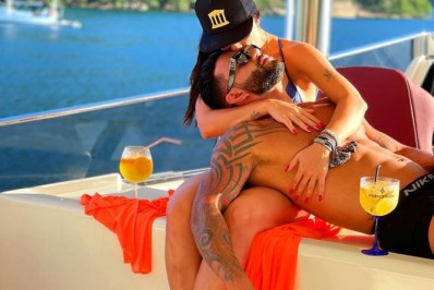 Em clima de romance, Gusttavo Lima e Andressa Suita curtem passeio de barco 