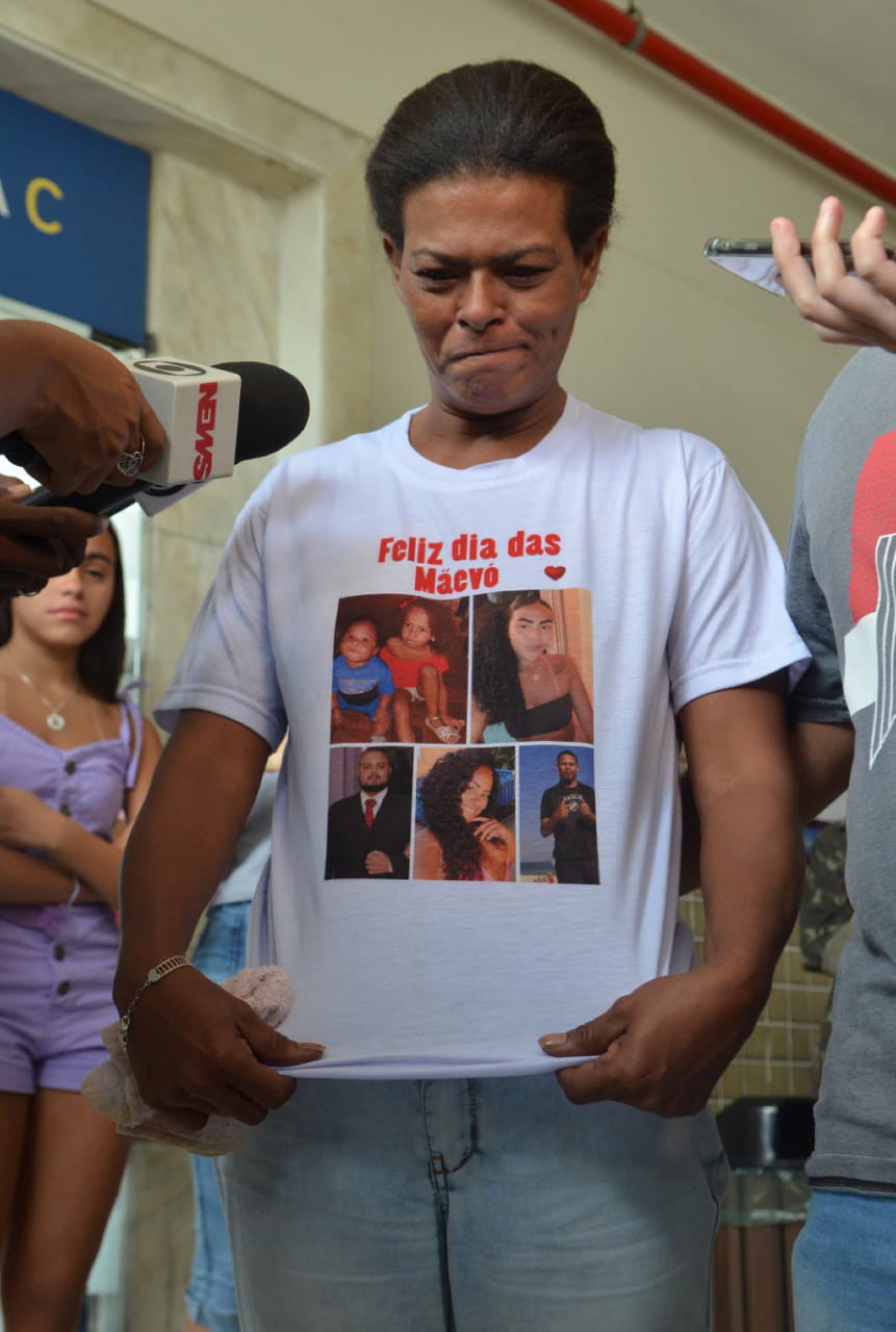 Durante o velório, Bianca Limão, mãe do jovem morto por PMs à paisana na Barreira do Vasco, clamava por justiça - Sandro Vox / Agência O Dia