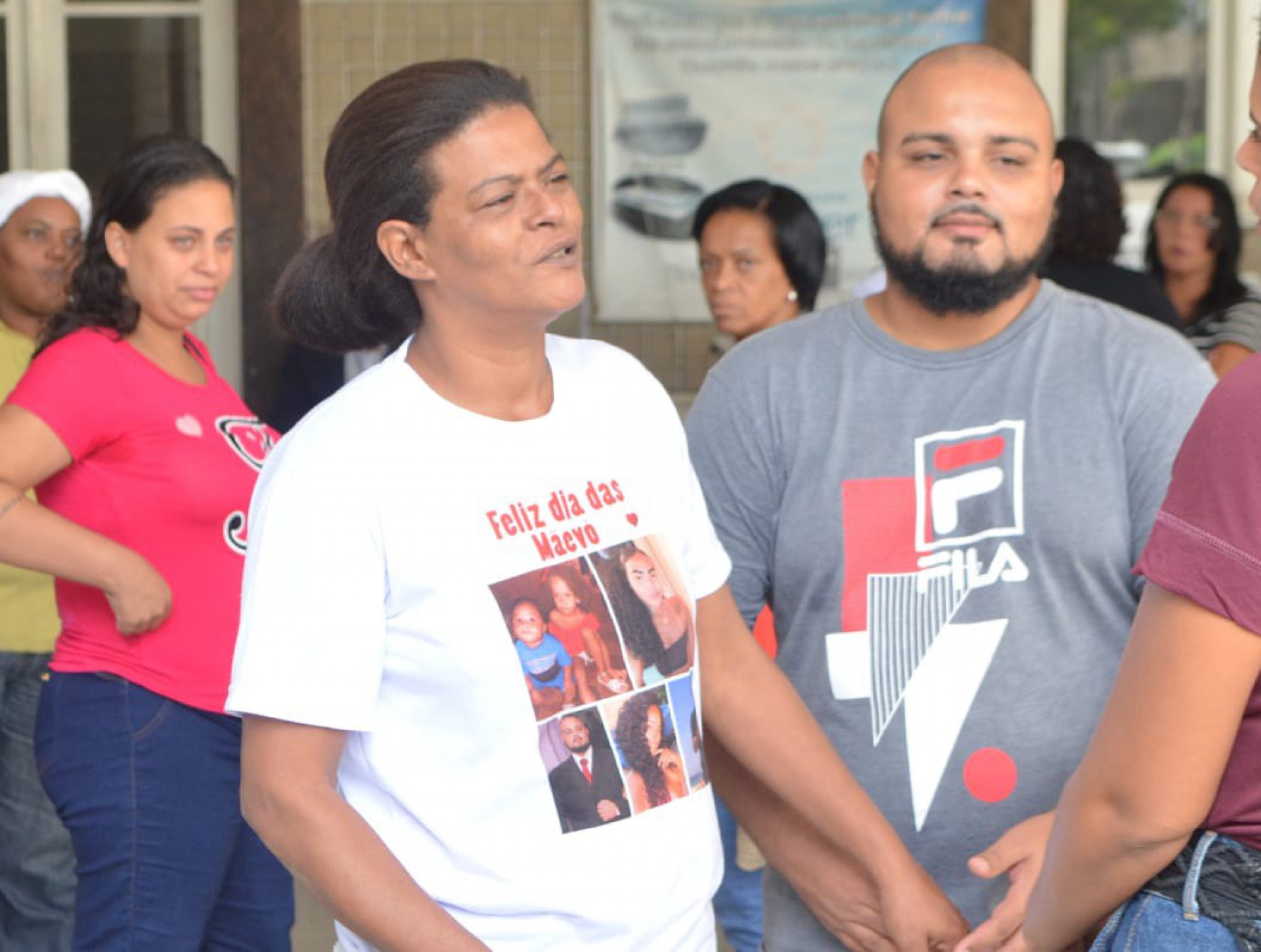 Durante o velório, Bianca Limão, mãe do jovem morto por PMs à paisana na Barreira do Vasco, clamava por justiça - Sandro Vox / Agência O Dia