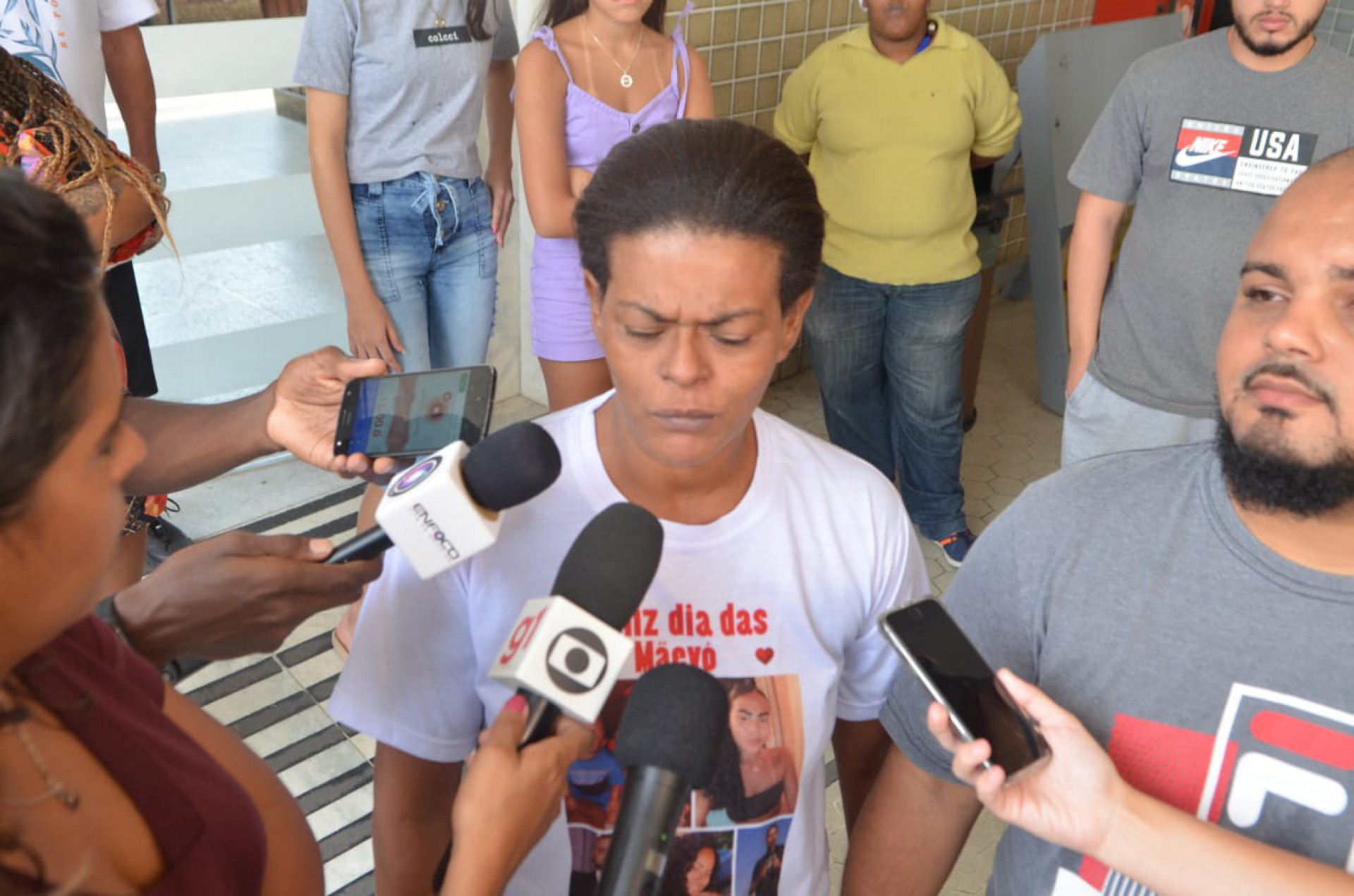 Durante o velório, Bianca Limão, mãe do jovem morto por PMs à paisana na Barreira do Vasco, clamava por justiça - Sandro Vox / Agência O Dia