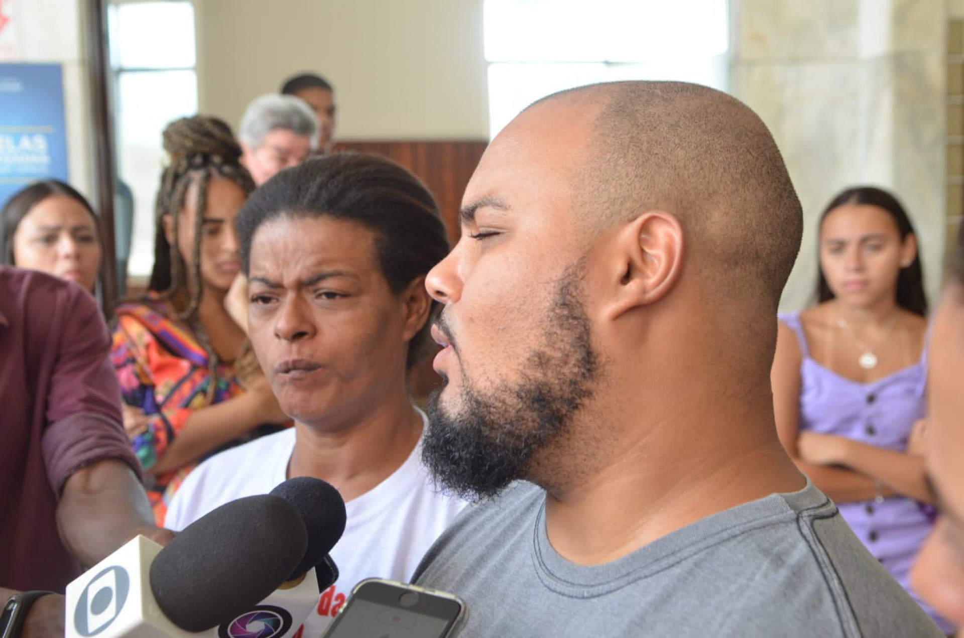 Durante o velório, Bianca Limão, mãe do jovem morto por PMs à paisana na Barreira do Vasco, clamava por justiça - Sandro Vox / Agência O Dia