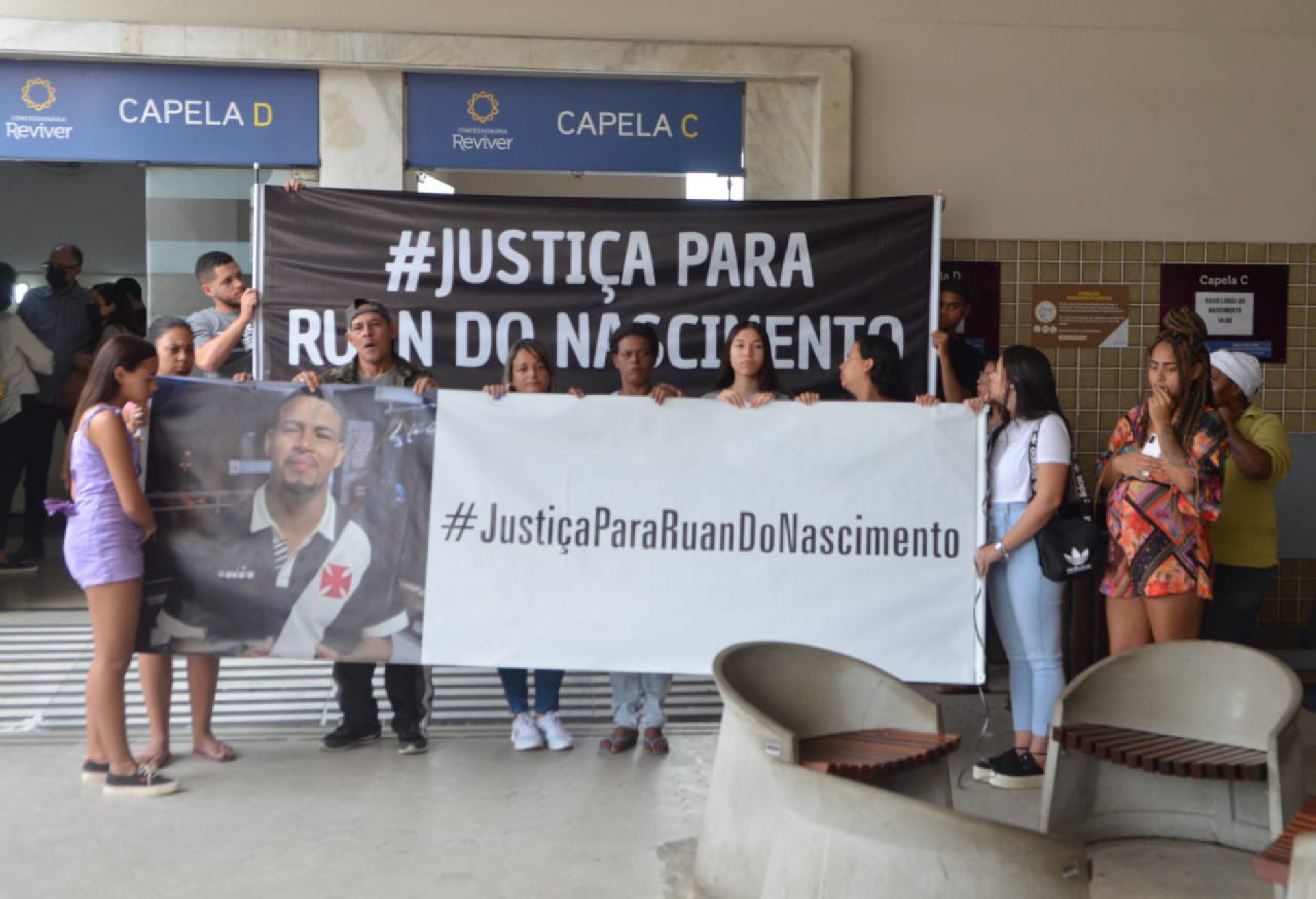 Amigos e familiares prestaram a &uacute;ltima homenagem a Ruan Lim&atilde;o do Nascimento - Sandro Vox / Ag&ecirc;ncia O Dia