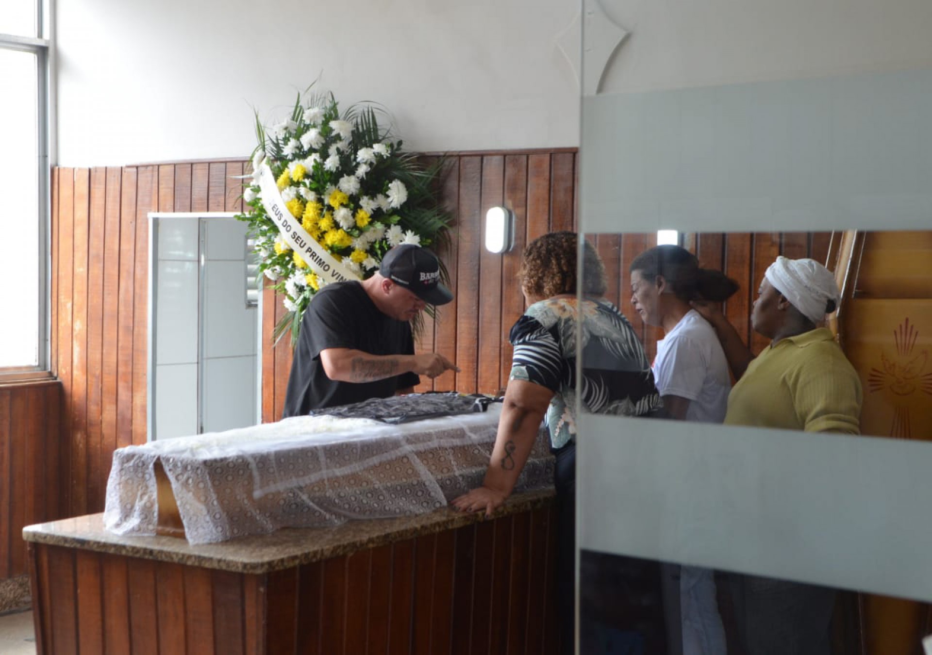 Um dos primos de Ruan colocou sobre o caixão uma camisa da Barreira do Vasco, a Vasbarreira - Sandro Vox / Agência O Dia
