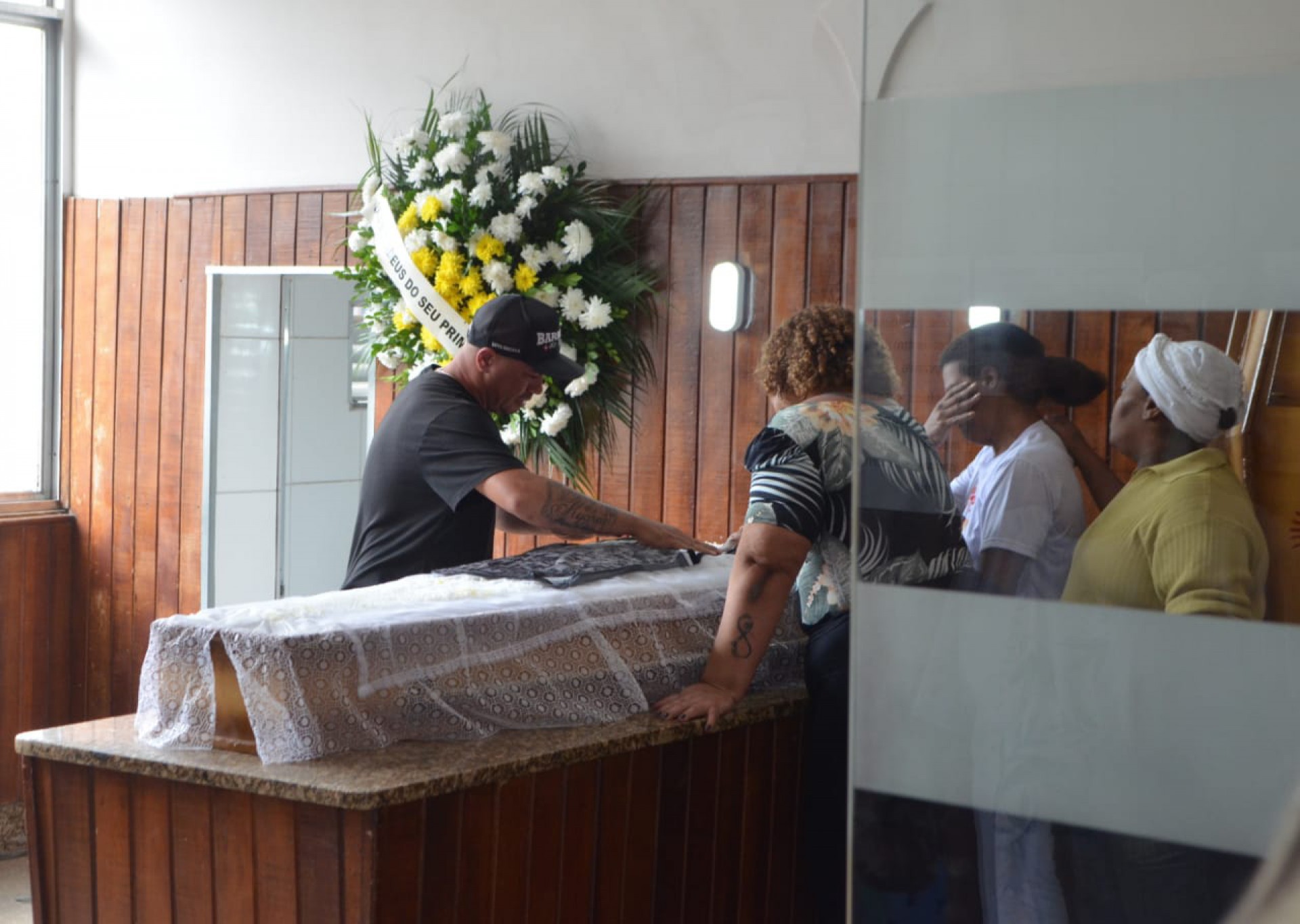 Um dos primos de Ruan colocou sobre o caixão uma camisa da Barreira do Vasco, a Vasbarreira - Sandro Vox / Agência O Dia