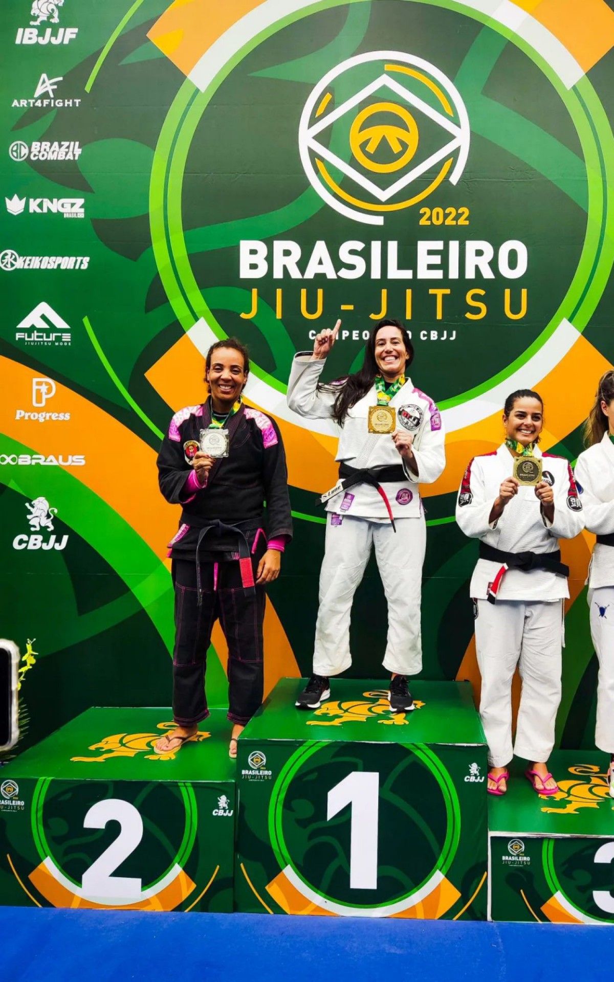 Joice Tavares, que pertence ao Goulart Team, no ponto mais alto do p&oacute;dio em Barueri (SP)