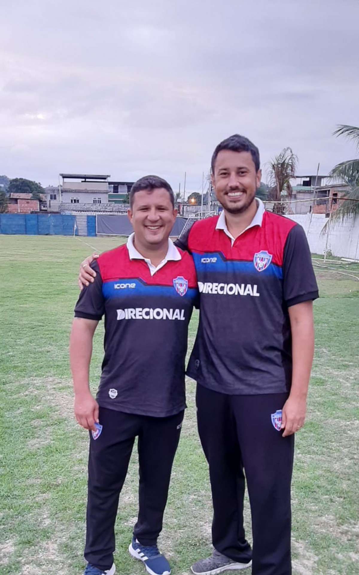 O auxiliar t&eacute;cnico M&aacute;rson Almeida (E) e o treinador Diego Brand&atilde;o (D)