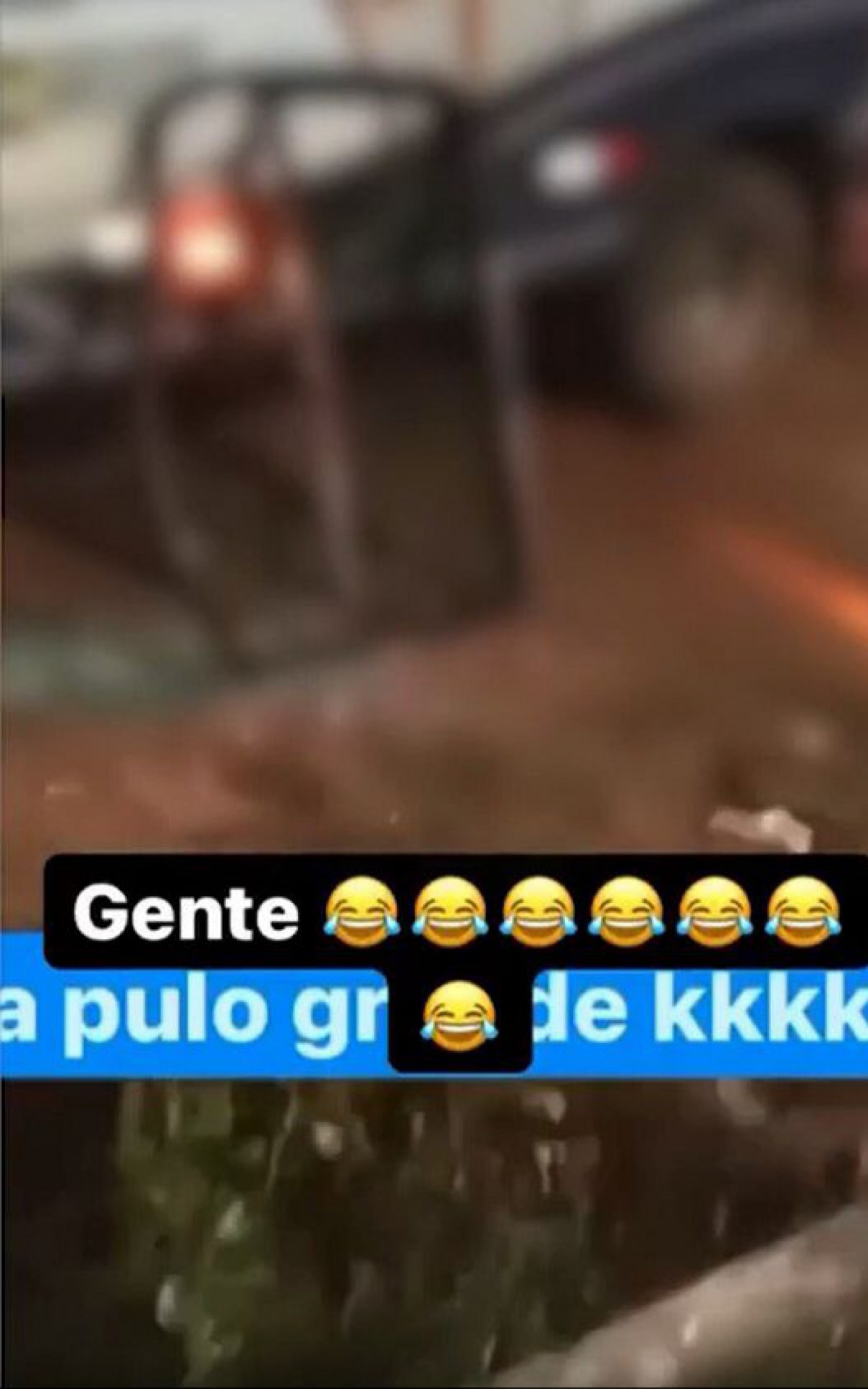 Adolescentes detidos em festa fogem de micro-ônibus após janela ser derrubada - Reprodução