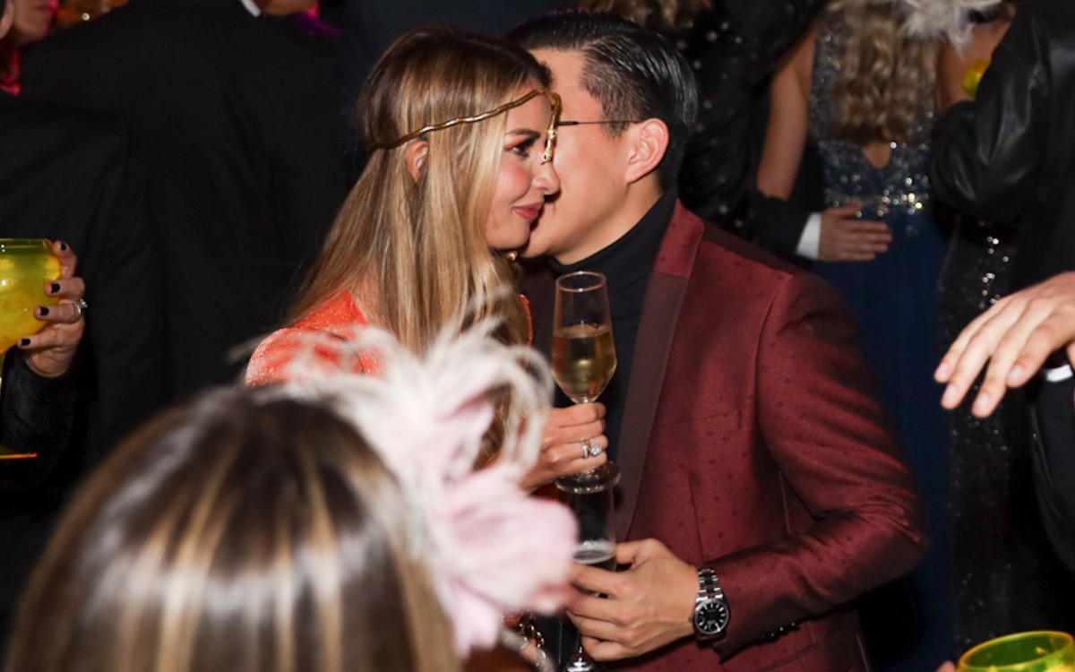 Pyong Lee chega a festa de anivers&aacute;rio acompanhado por loura, em S&atilde;o Paulo