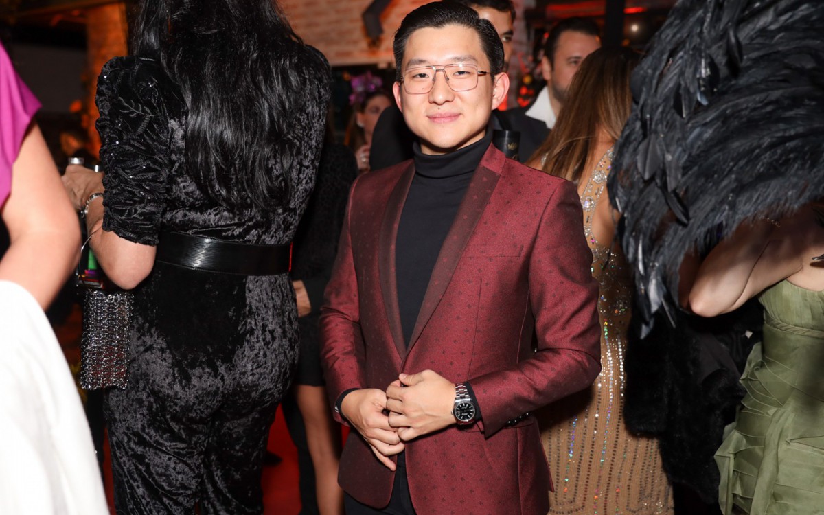 Pyong Lee chega a festa de anivers&aacute;rio acompanhado por loura, em S&atilde;o Paulo