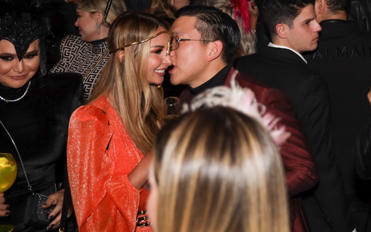 Pyong Lee chega a festa de anivers&aacute;rio acompanhado por loura, em S&atilde;o Paulo