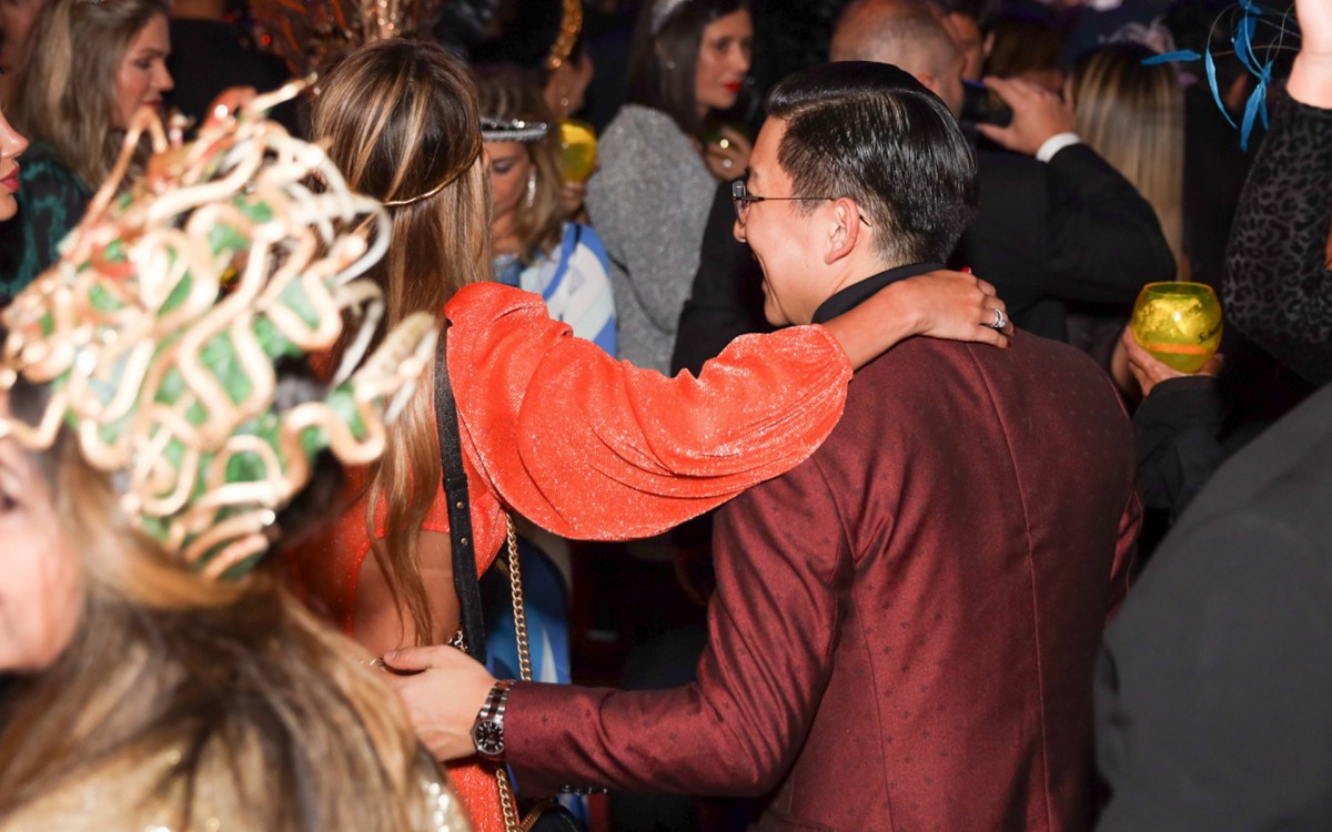 Pyong Lee chega a festa de anivers&aacute;rio acompanhado por loura, em S&atilde;o Paulo