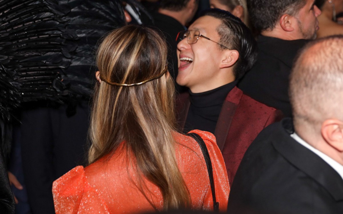 Pyong Lee chega a festa de anivers&aacute;rio acompanhado por loura, em S&atilde;o Paulo