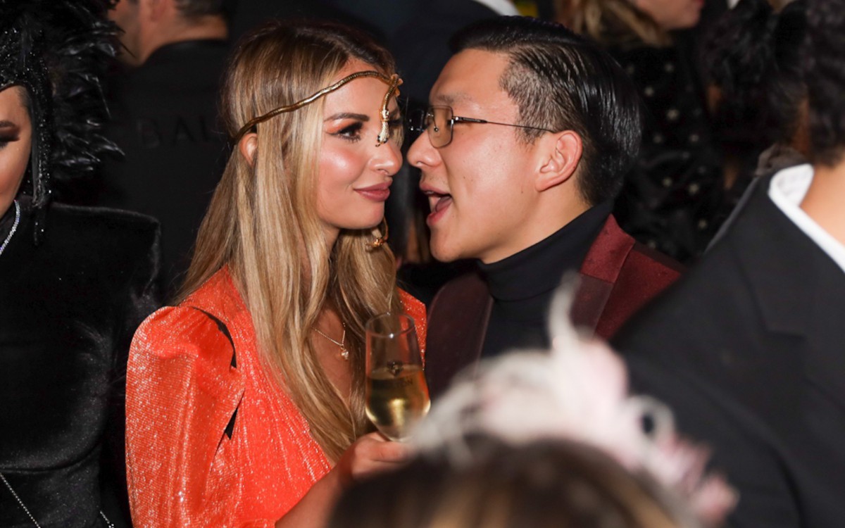 Pyong Lee chega a festa de anivers&aacute;rio acompanhado por loura, em S&atilde;o Paulo