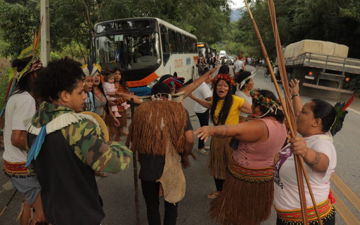 &Iacute;ndios da tribo Patax&oacute; protestam na BR-101, em Paraty