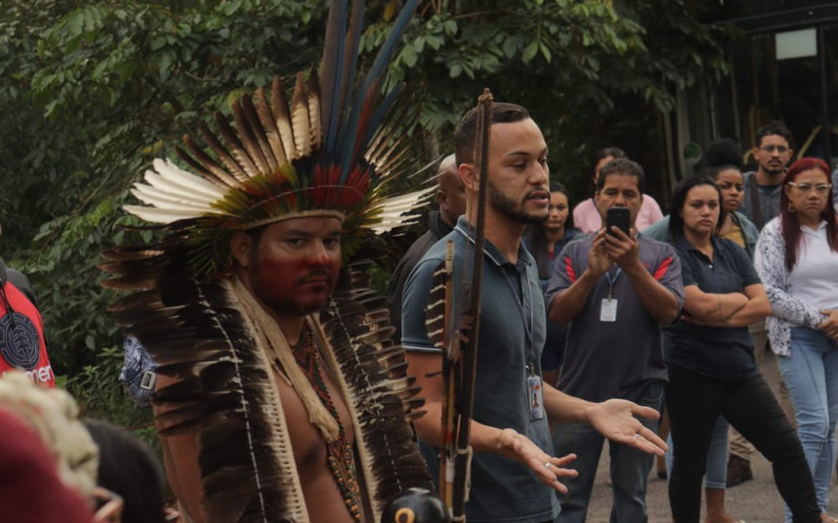 &Iacute;ndios da tribo Patax&oacute; protestam na BR-101, em Paraty