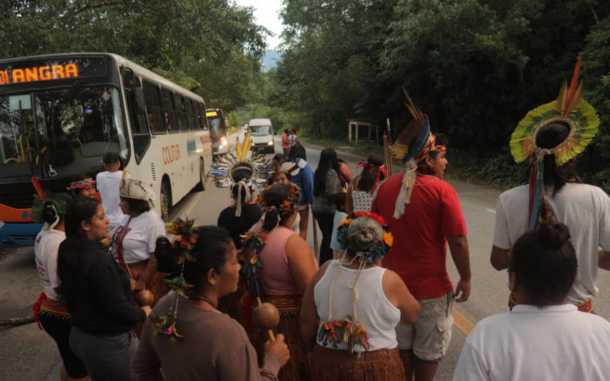 Índios da tribo Pataxó protestam na BR-101, em Paraty - Arquivo Pessoal / Comunidade Pataxó