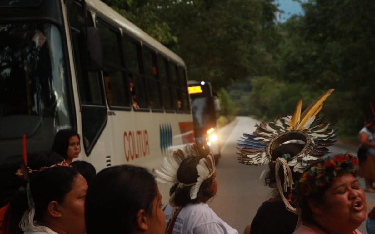&Iacute;ndios da tribo Patax&oacute; protestam na BR-101, em Paraty