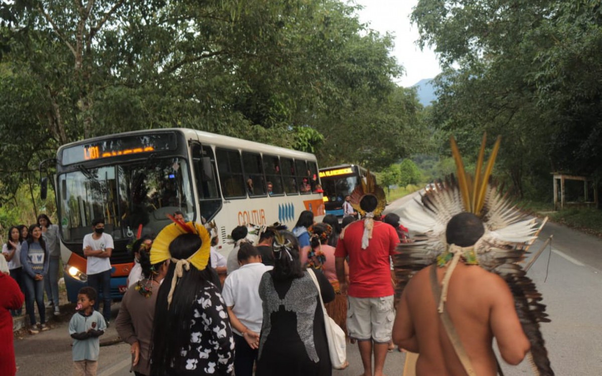 &Iacute;ndios da tribo Patax&oacute; protestam na BR-101, em Paraty
