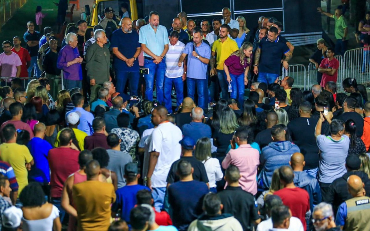 O prefeito Waguinho destacou que, al&eacute;m de entregar o campo e a pra&ccedil;a, a Prefeitura est&aacute; fazendo mais obras em Andrade Ara&uacute;jo