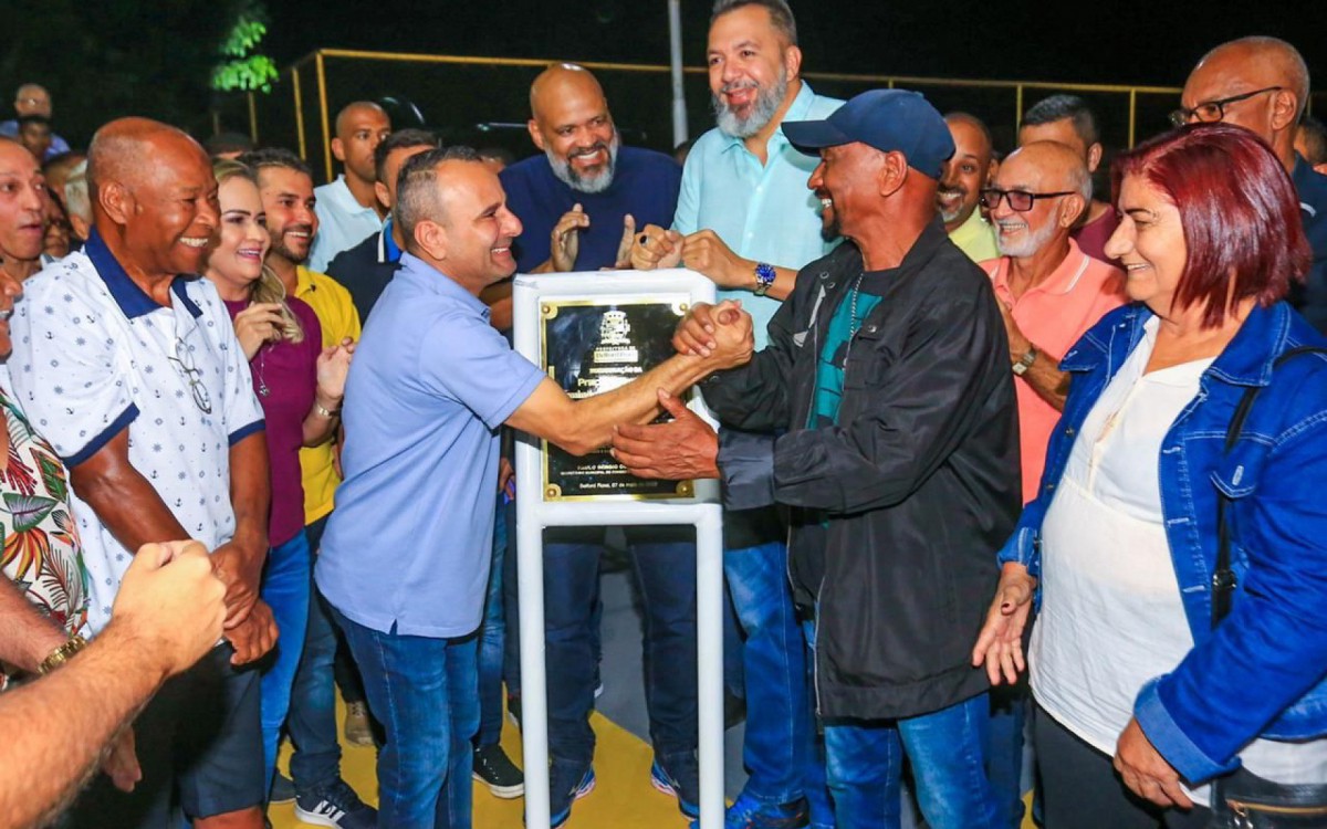 Ap&oacute;s descerrar a placa, o prefeito Waguinho cumprimentou Mois&eacute;s, um dos filhos de Z&eacute; Macaco