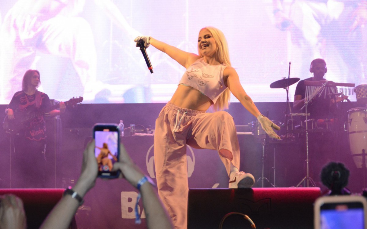 Luisa Sonza e Xam&atilde; se apresentam na Praia de Copacabana, na Zona Sul do Rio, na noite deste domingo