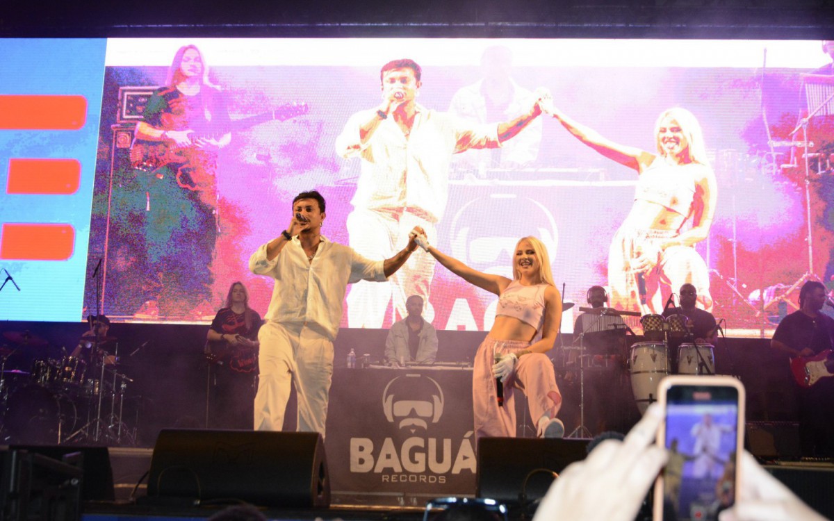 Luisa Sonza e Xam&atilde; se apresentam na Praia de Copacabana, na Zona Sul do Rio, na noite deste domingo