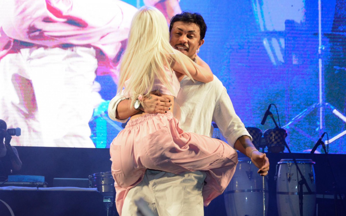 Luisa Sonza e Xam&atilde; se apresentam na Praia de Copacabana, na Zona Sul do Rio, na noite deste domingo