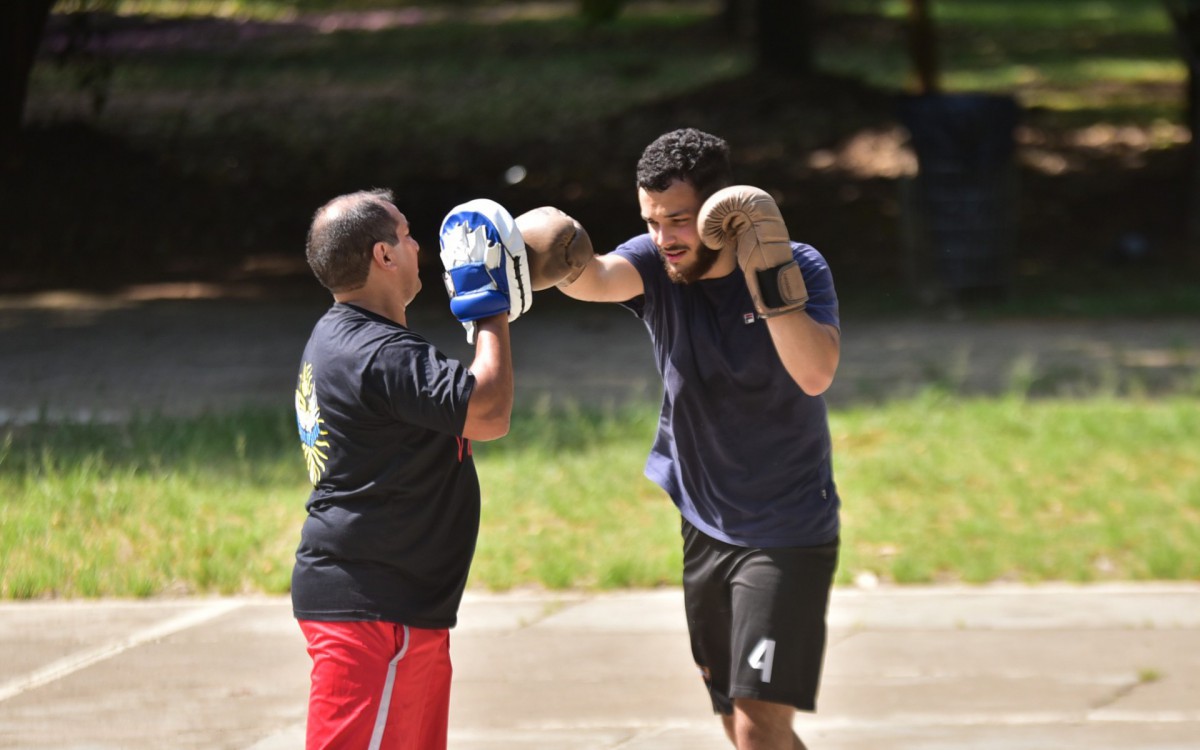 Chay Suede fez treino de boxe acompanhado do irm&atilde;o em pra&ccedil;a no Alto de Pinheiros, em S&atilde;o Paulo 