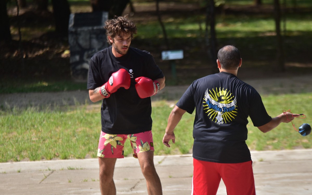 Chay Suede fez treino de boxe acompanhado do irm&atilde;o em pra&ccedil;a no Alto de Pinheiros, em S&atilde;o Paulo 