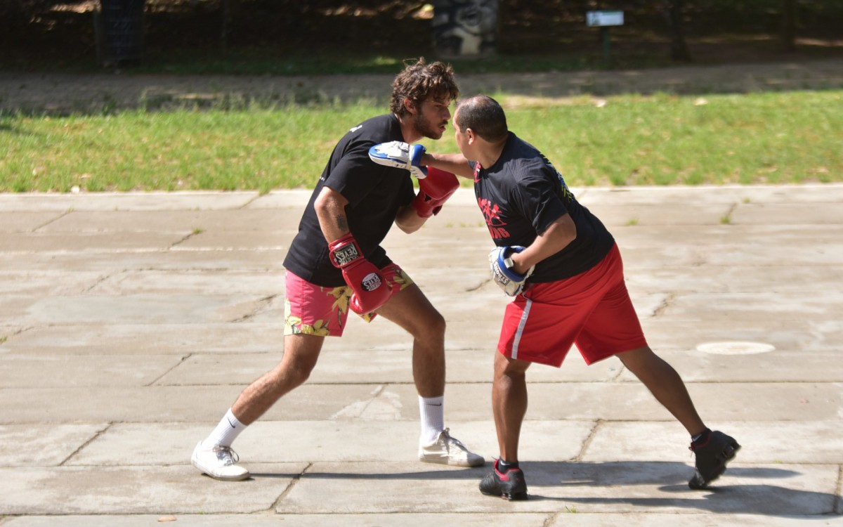 Chay Suede fez treino de boxe acompanhado do irm&atilde;o em pra&ccedil;a no Alto de Pinheiros, em S&atilde;o Paulo 
